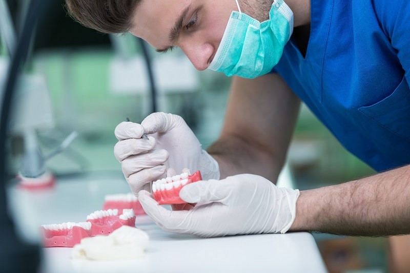 The Benefits Of Denture Implants